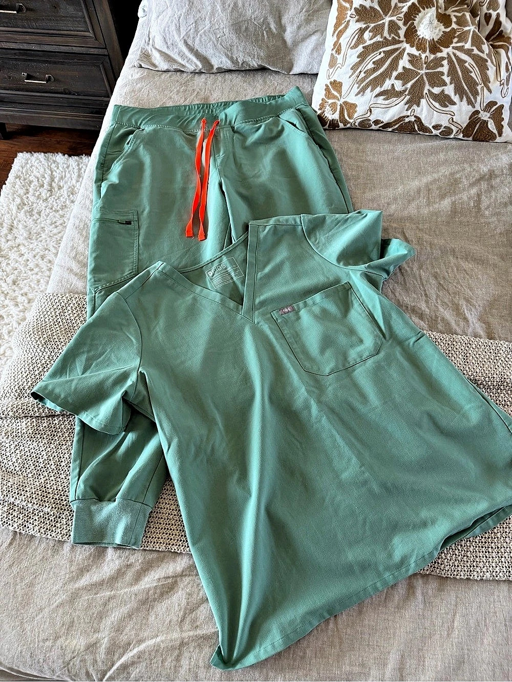 FIGS Technical Collection Scrub Top & Jogger Pants Green XL - very good conditio